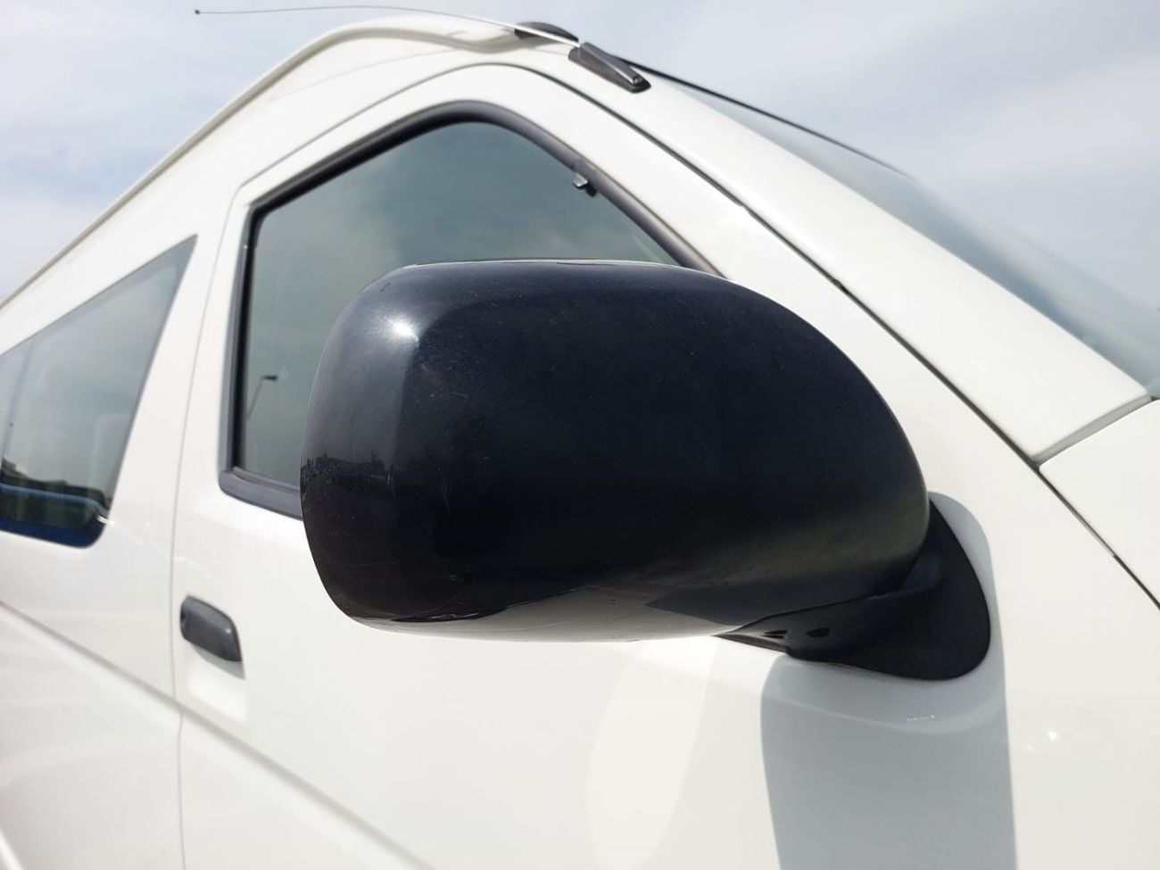 تويوتا هاياس (RAMADAN OFFER) TOYOTA HIACE COMMUTER VAN RHD 2018 MODEL 3.0 L DIESEL AUTOMATIC(PM36021)