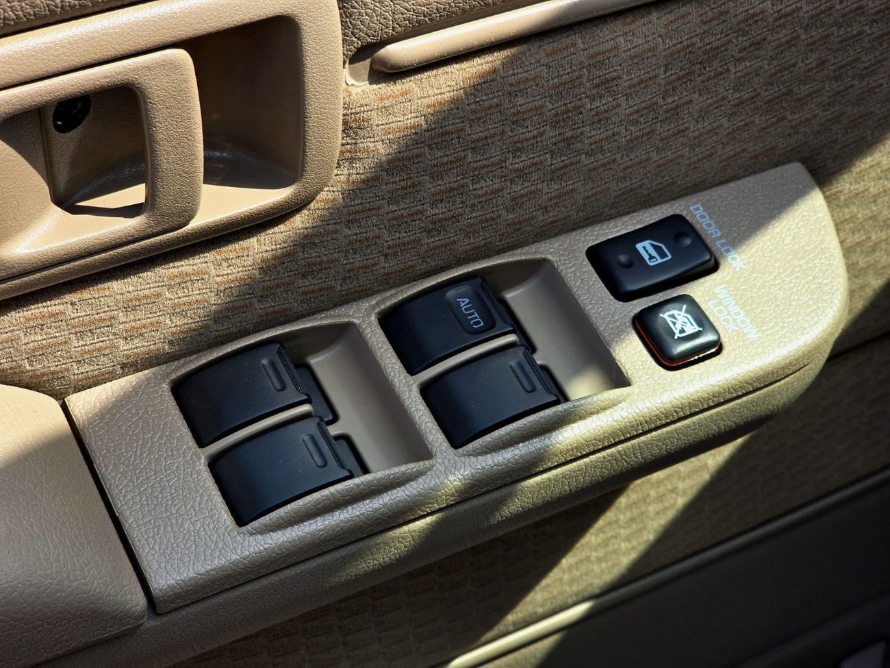 تويوتا لاند كروزر LC76 DIESEL 2.8T - STD - E - DIFF LOCK - A/T - WHITE INSIDE BEIGE - 2025 - OMANI