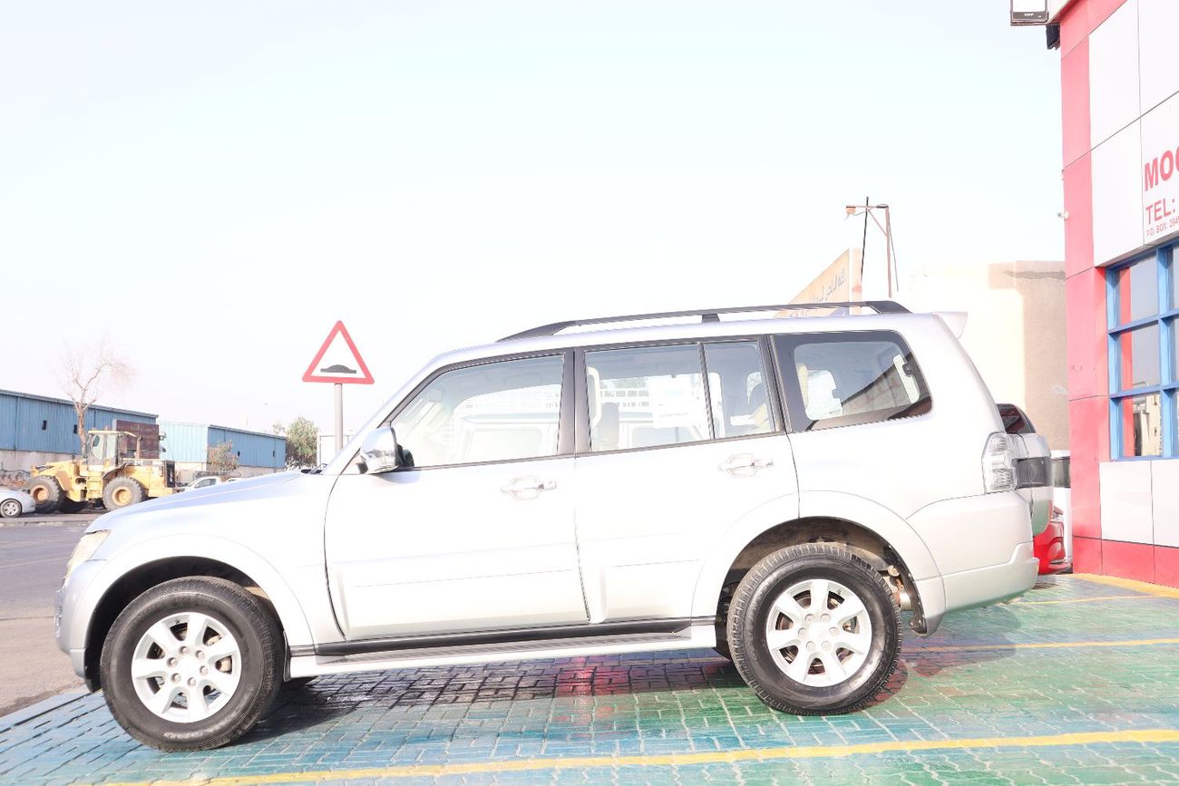 Mitsubishi Pajero GLS 3.5L (186 HP) (7 Seater)