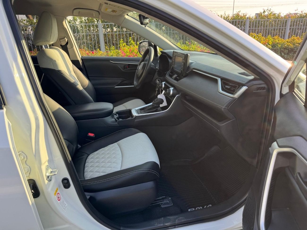 Toyota RAV4 2019 LE 4x4 LEATHER SEATS US SPEC