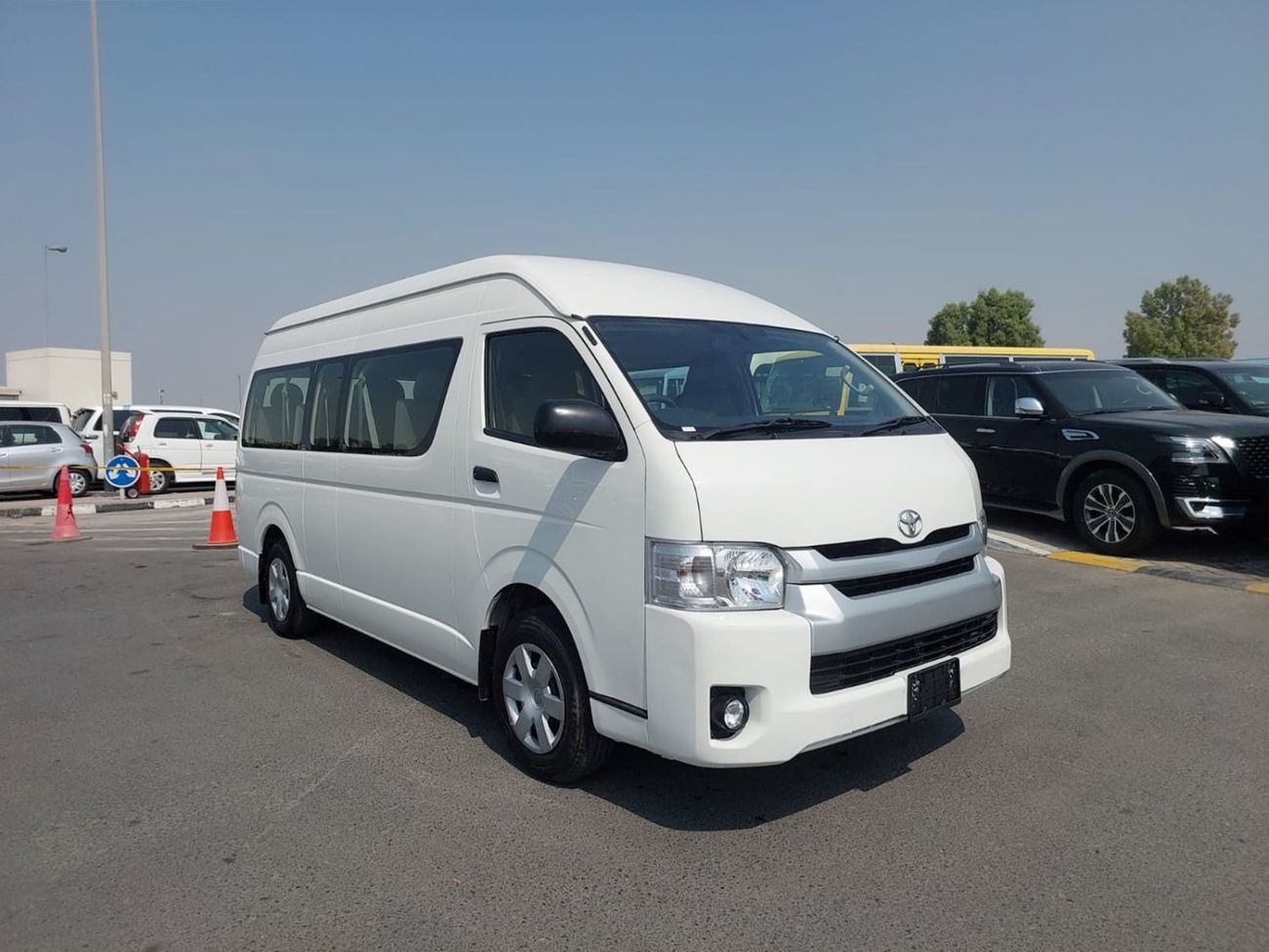 Toyota Hiace TOYOTA HIACE COMMUTER VAN RHD 2017 MODEL 2.7 L PETROL AUTOMATIC(PM77975)
