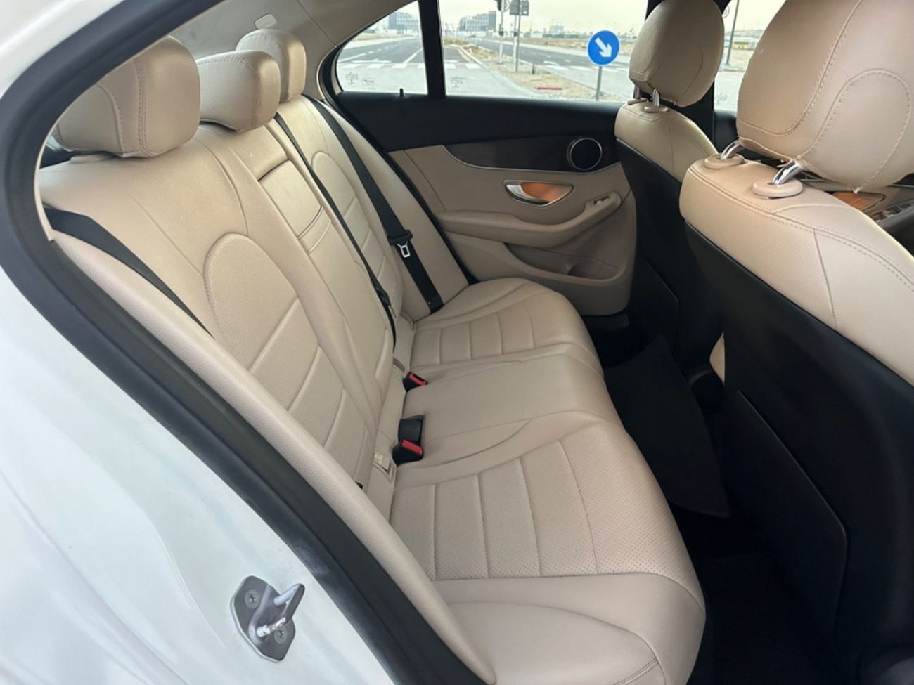 مرسيدس بنز C 300 AMG Pack 2.0L