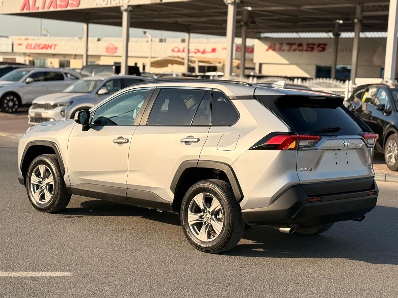 تويوتا راف ٤ XLE 2.5L Full option