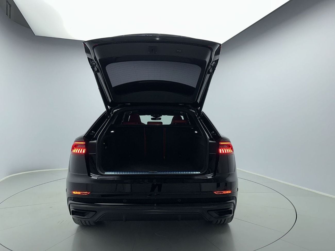 أودي Q8 55 TFSI quattro (340 HP) Crimson Red Edition (Ref# 053982)