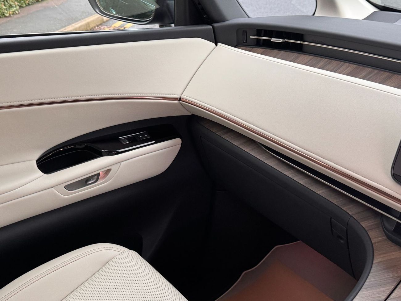 Lexus LM 350h Right Hand Drive