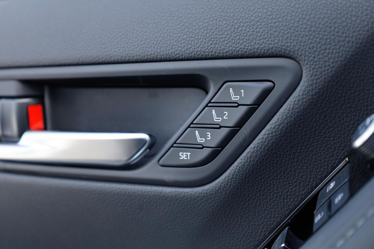 تويوتا لاند كروزر TOYOTA LANDCRUISER 300 3.3L DIESEL ZX 7 AUTO