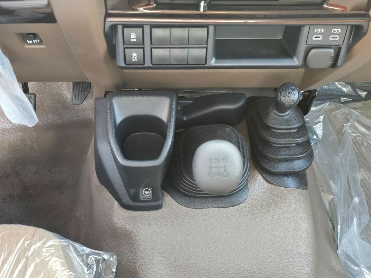 Toyota Land Cruiser Pick Up PETROL .MANUAL TRANSMISSION 4.0 PETROL DUAL FUEL TANKS 4.0 PETROL QUANTITIES AVAILABLE