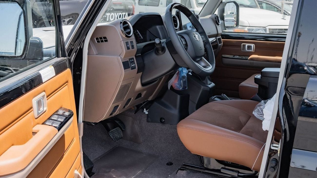 تويوتا لاند كروزر 70 2025 Toyota Land Cruiser LC 76 4.0L AT Petrol (Black)