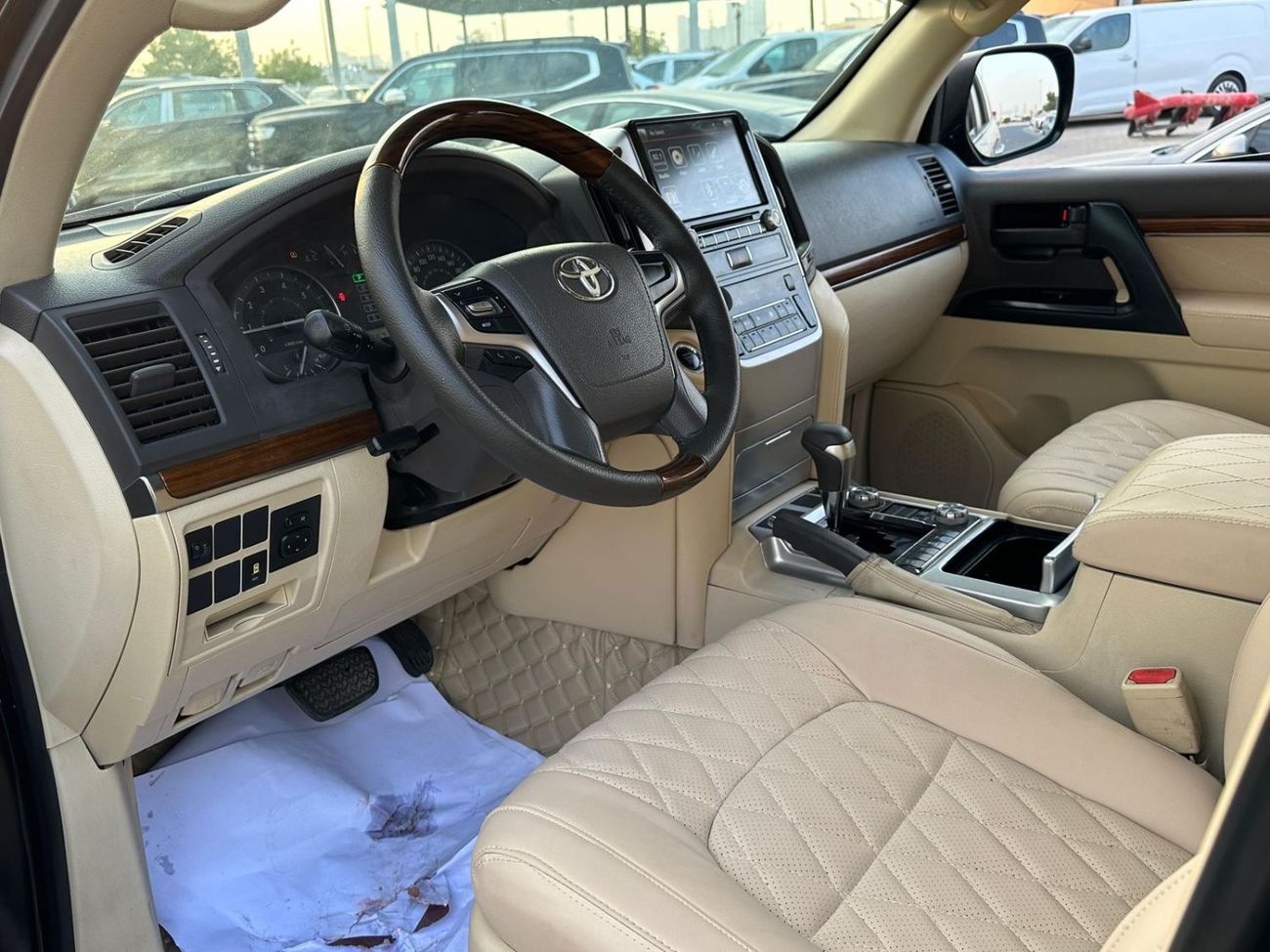 تويوتا لاند كروزر Toyota landcruise 2017Model Engine petrol 4.0 GXR colour black Transmission Automatic Interior.Begie