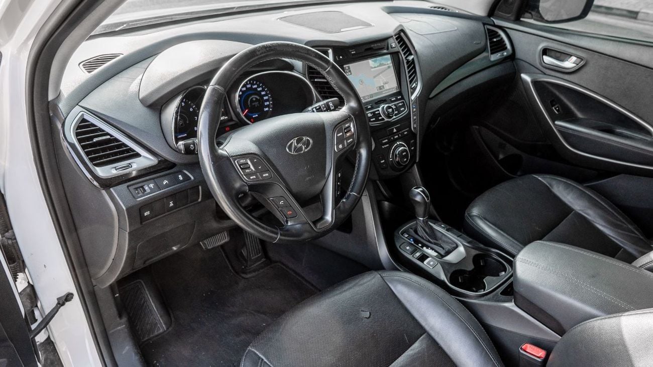 Hyundai Santa Fe 2016 Hyundai Santa Fe 3.3L AT Petrol (White)