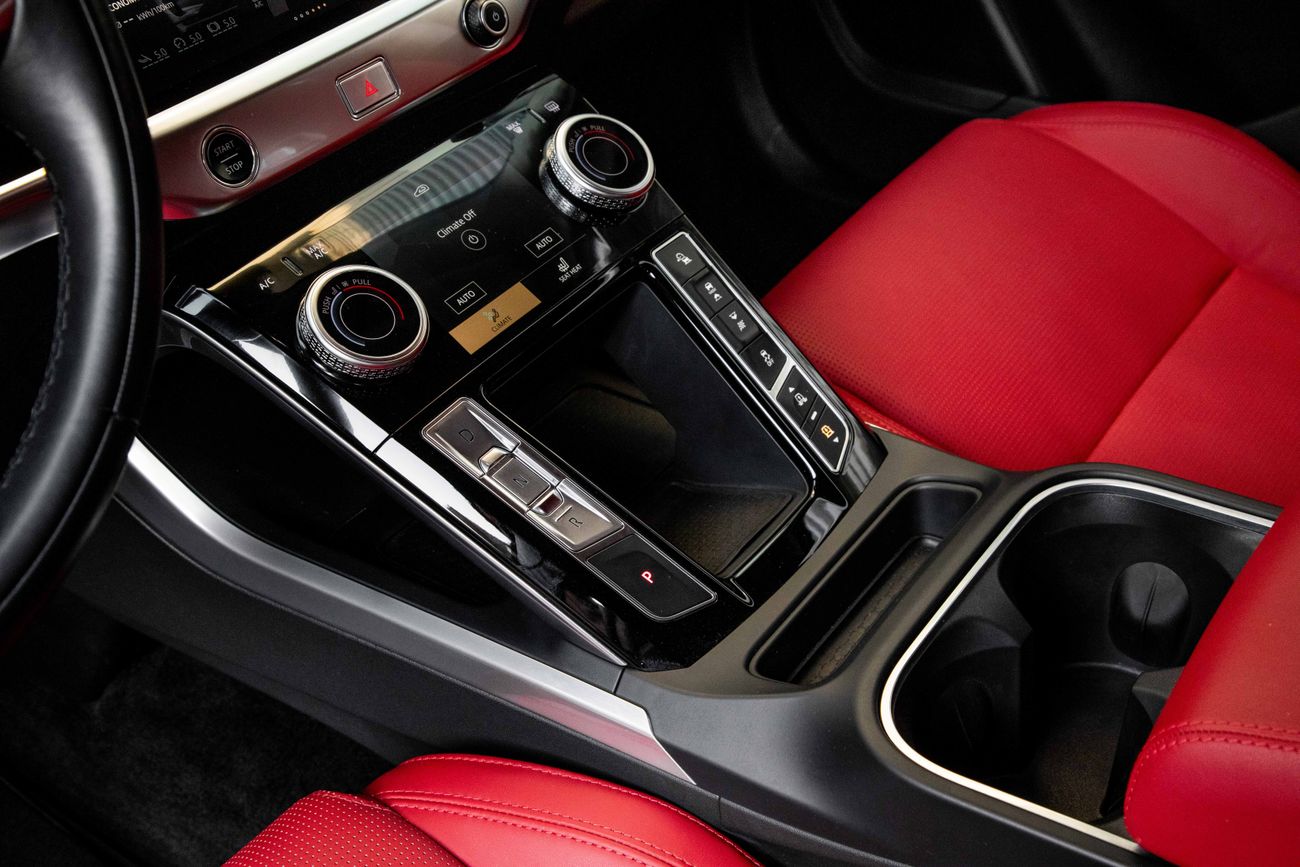 جاكوار ای بيس 2,546 P.M | 0% Downpayment | JAGUAR I-PACE SE | IMMACULATE!