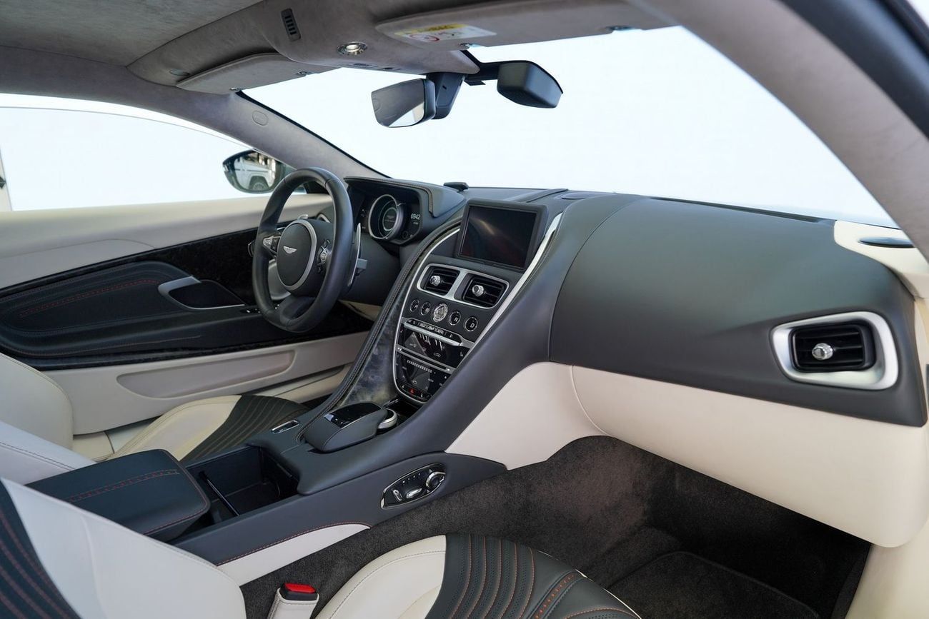 أستون مارتن DB11 Std 5.2L