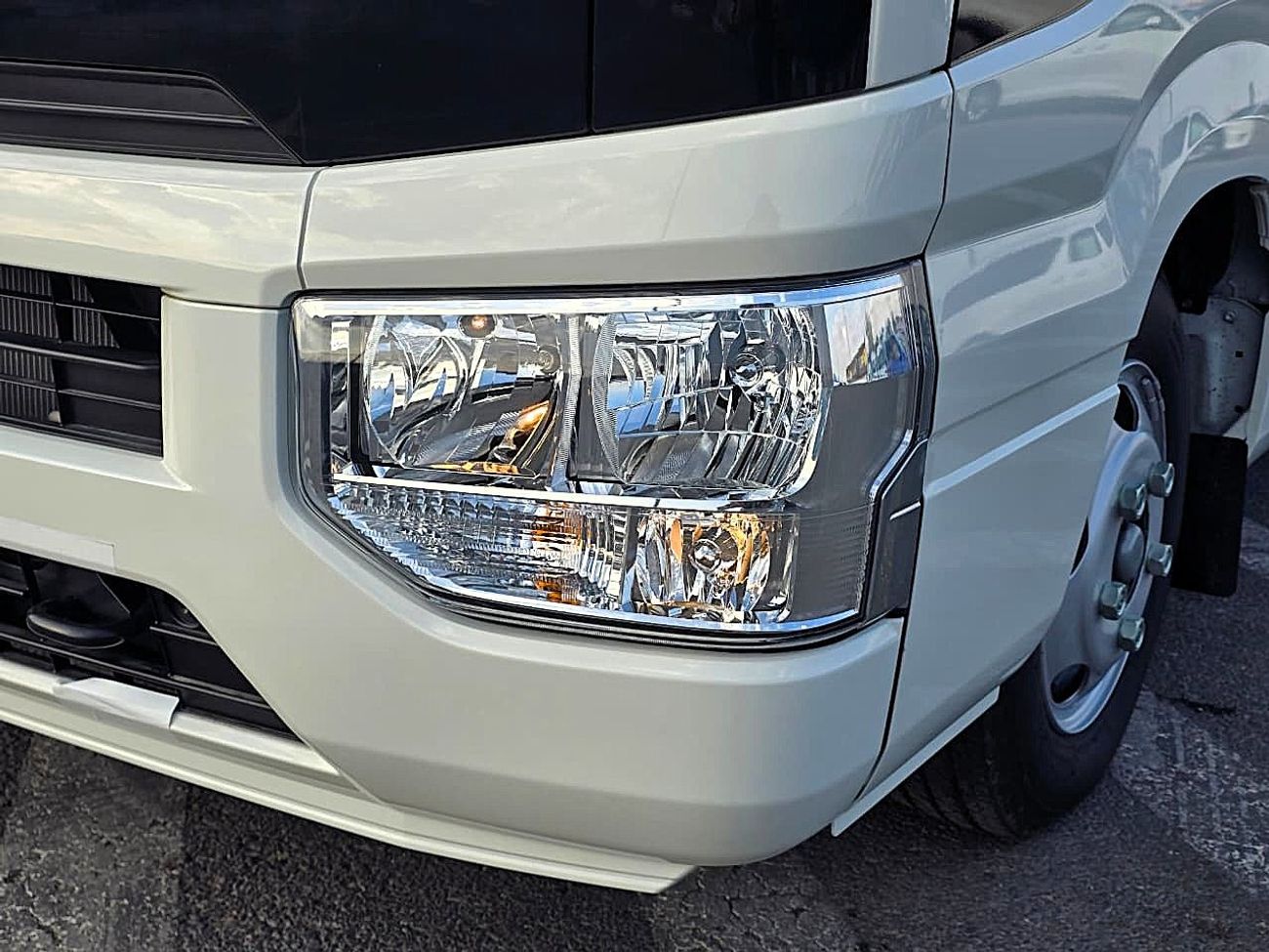 تويوتا كوستر Toyota Coastor Vip 4.2l diesel M/T 22 seats with Electric Door and Cool Box White Color 2026 Model