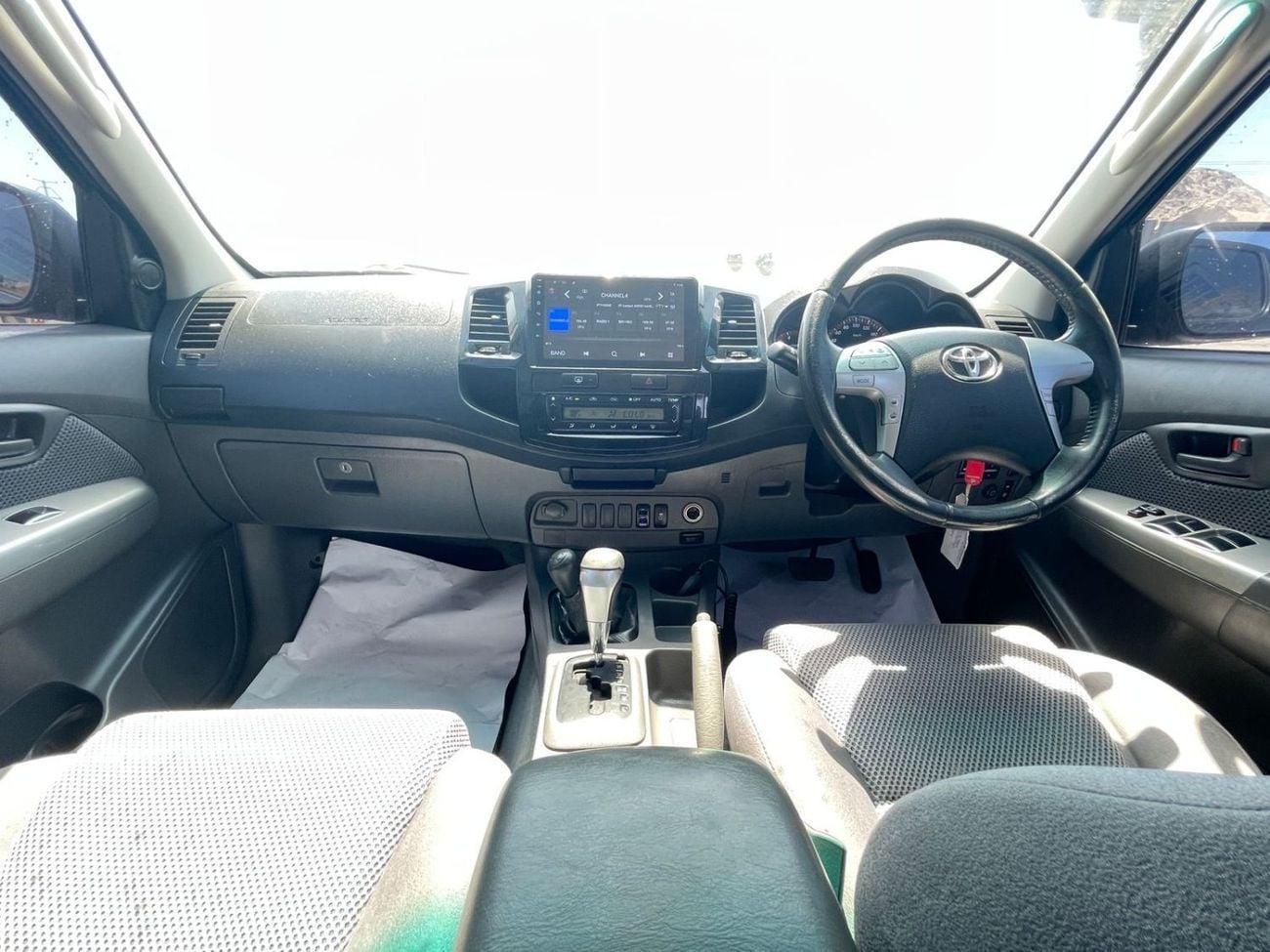 تويوتا هيلوكس DLX DIESEL 3.0 LITER ,AUTO TRANSMISSION ,RIGHT HAND DRIVE ,2013 MODEL