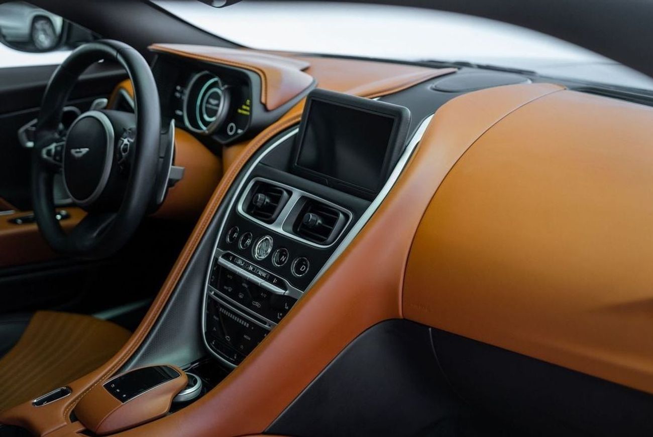 أستون مارتن DB11 Std 4.0L