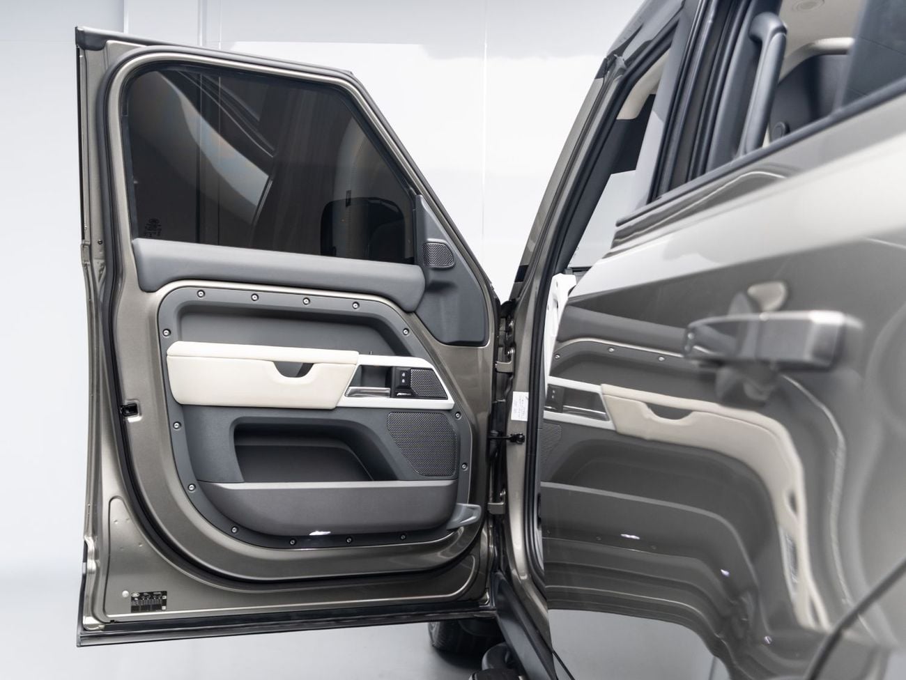 Land Rover Defender 110 HSE P400 BUY NOW, PAY 2027 | THE BLACKLINE STANDARD | 2029 Land Rover Warranty + Service Contract, G