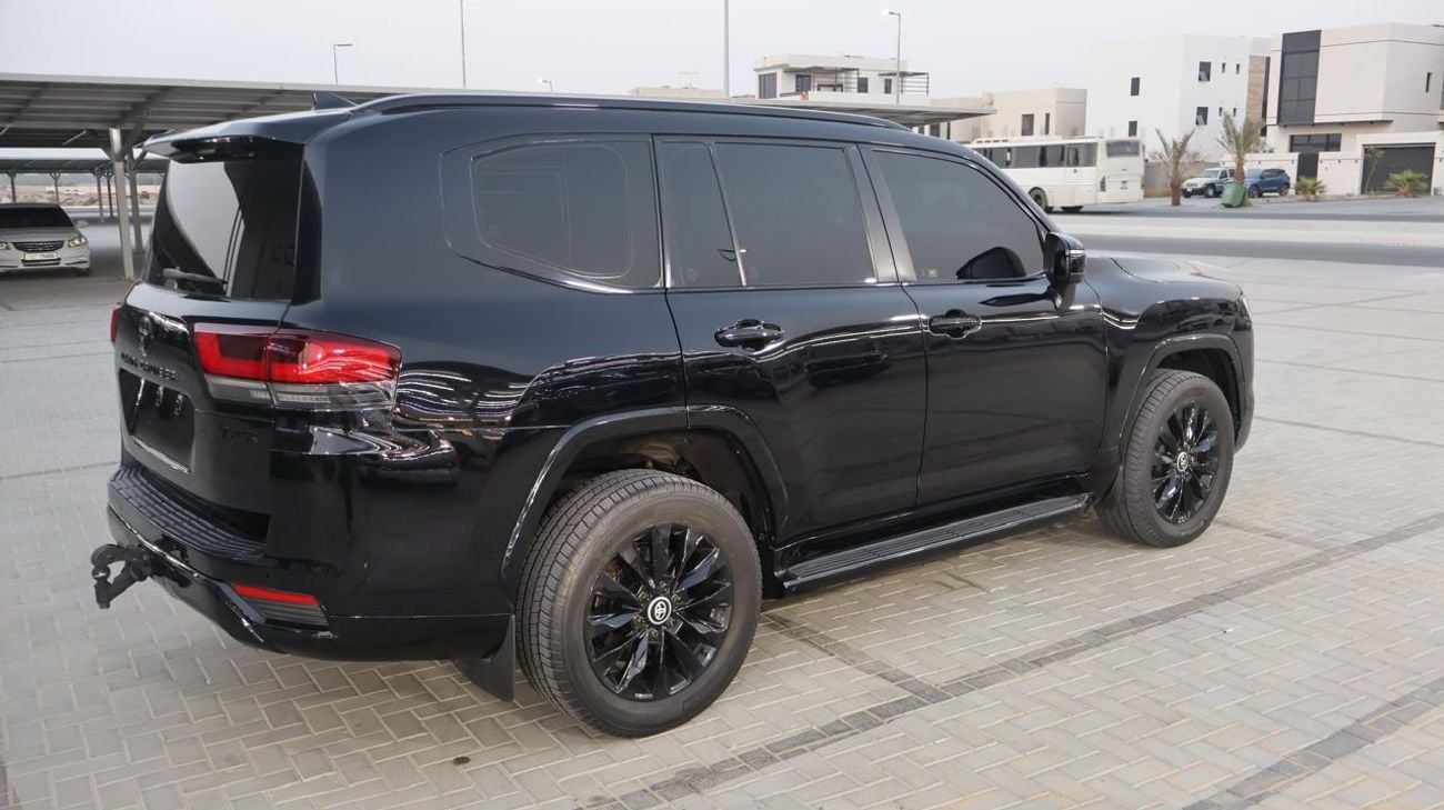 Toyota Land Cruiser BLACK EDITION Well Maintained . Original Mileage. Still under Service Contract  to 125000 KMs. Al Futtaim Warranty