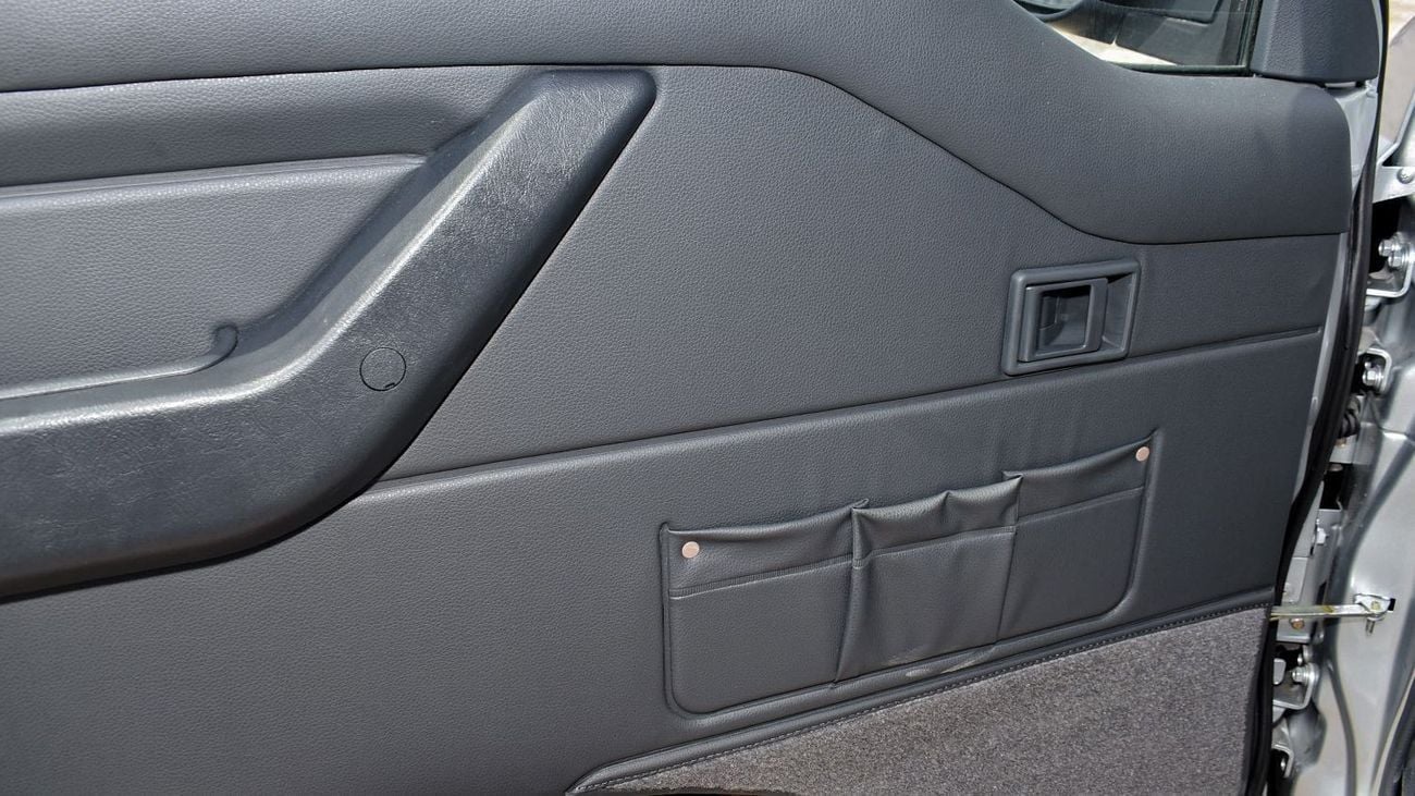 سي إم سي D 260 فان ركاب بـ 8 مقاعد