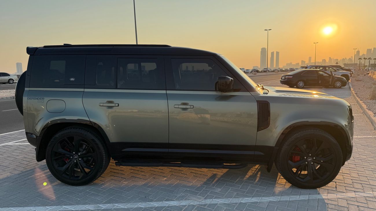 Land Rover Defender P400 110 X-Dynamic SE 3.0L (7 Seater)