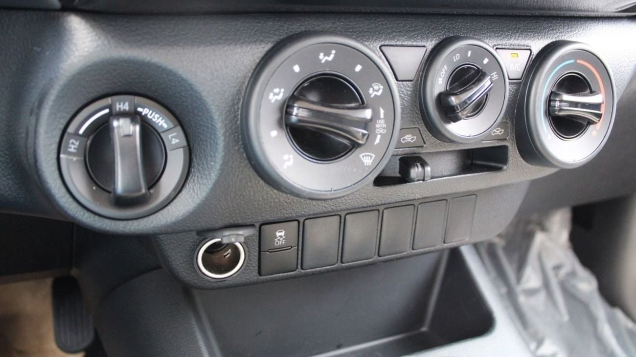 Toyota Hilux TOYOTA  HILUX 2.7L MT BASIC GCC