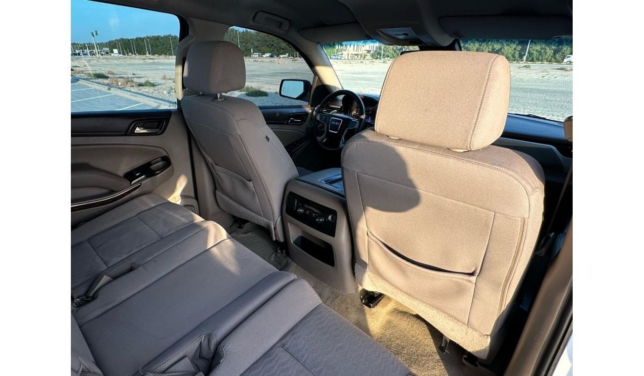 GMC Yukon SLE 5.3L 4WD (8 Seater) GMC YUKON 2017 GCC ORGINAL PAINT // ACCIDENT FREE // PERFECT CONDITION
