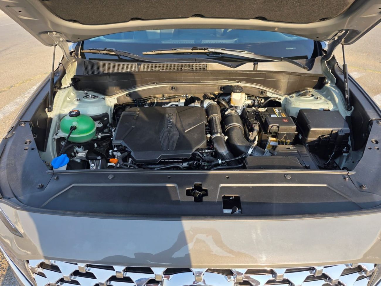 Hyundai Santa Fe limited 2.4T Panoramic Roof , 360 camera and Auto parking sensors