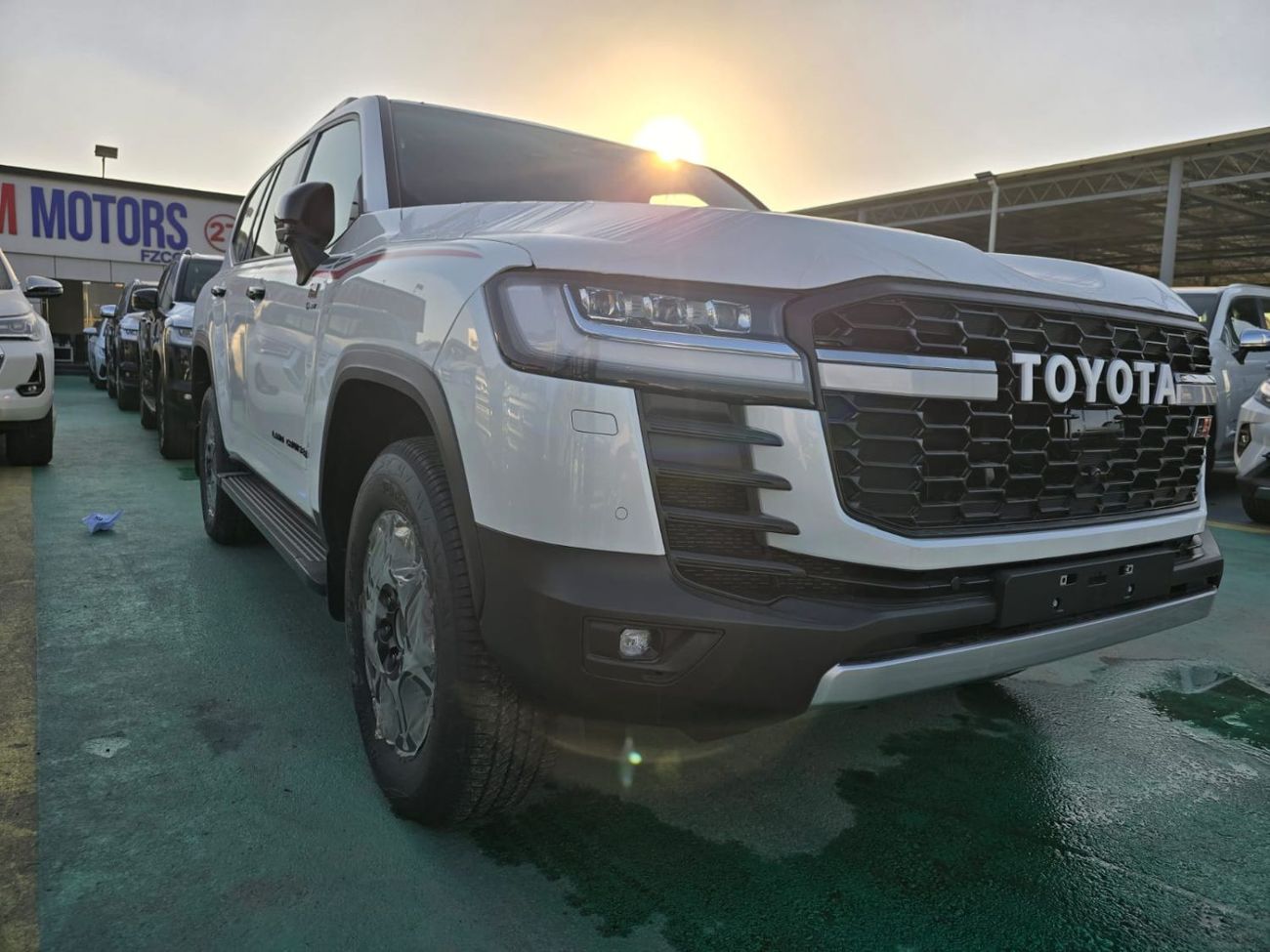 تويوتا لاند كروزر تويوتا لاندكروزر LC300 هجين فئة GR موديل 2026 – فل أوبشن – أبيض خارجي / جلد أحمر داخلي