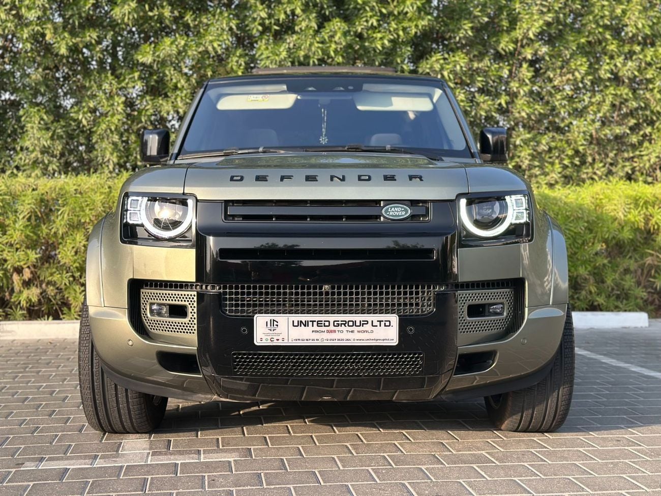 Land Rover Defender  ( Amazing Condition )