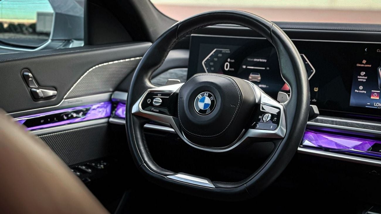 BMW 740i GCC UNER WARRANTY AND SERVICE CONTRACT !