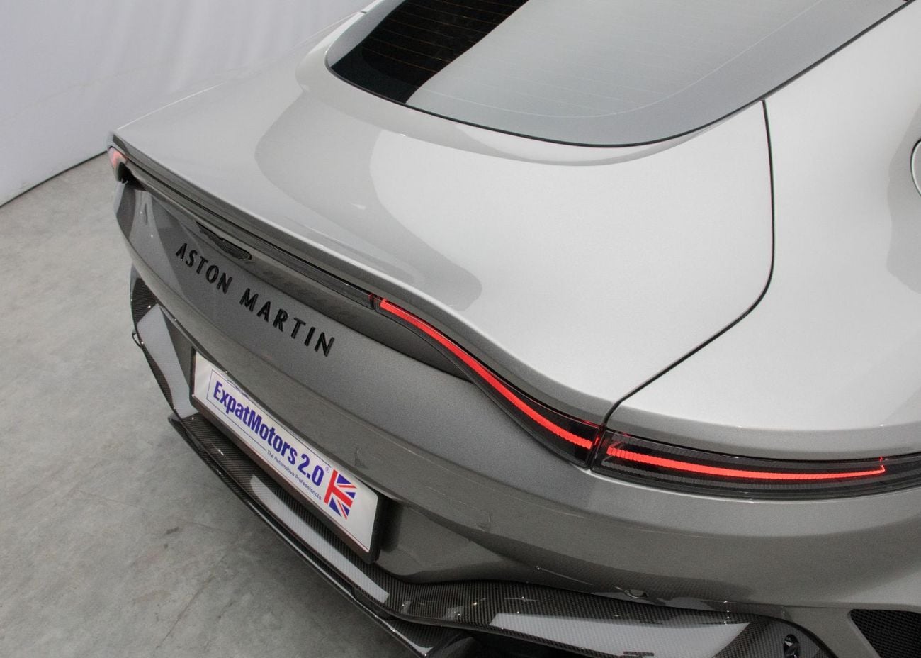 Aston Martin Vantage Standard V8