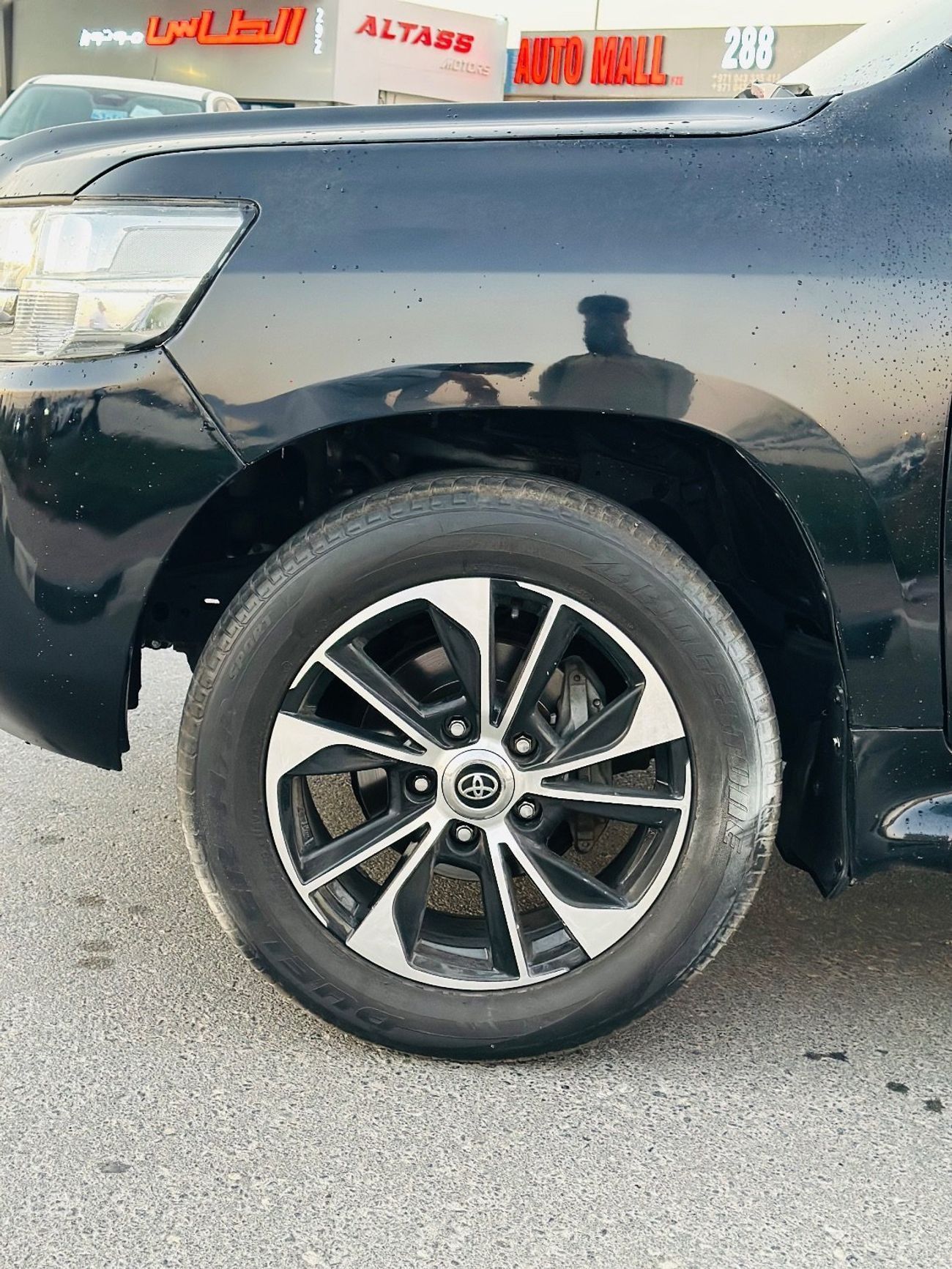 Toyota Land Cruiser VXR 5.7L 4WD