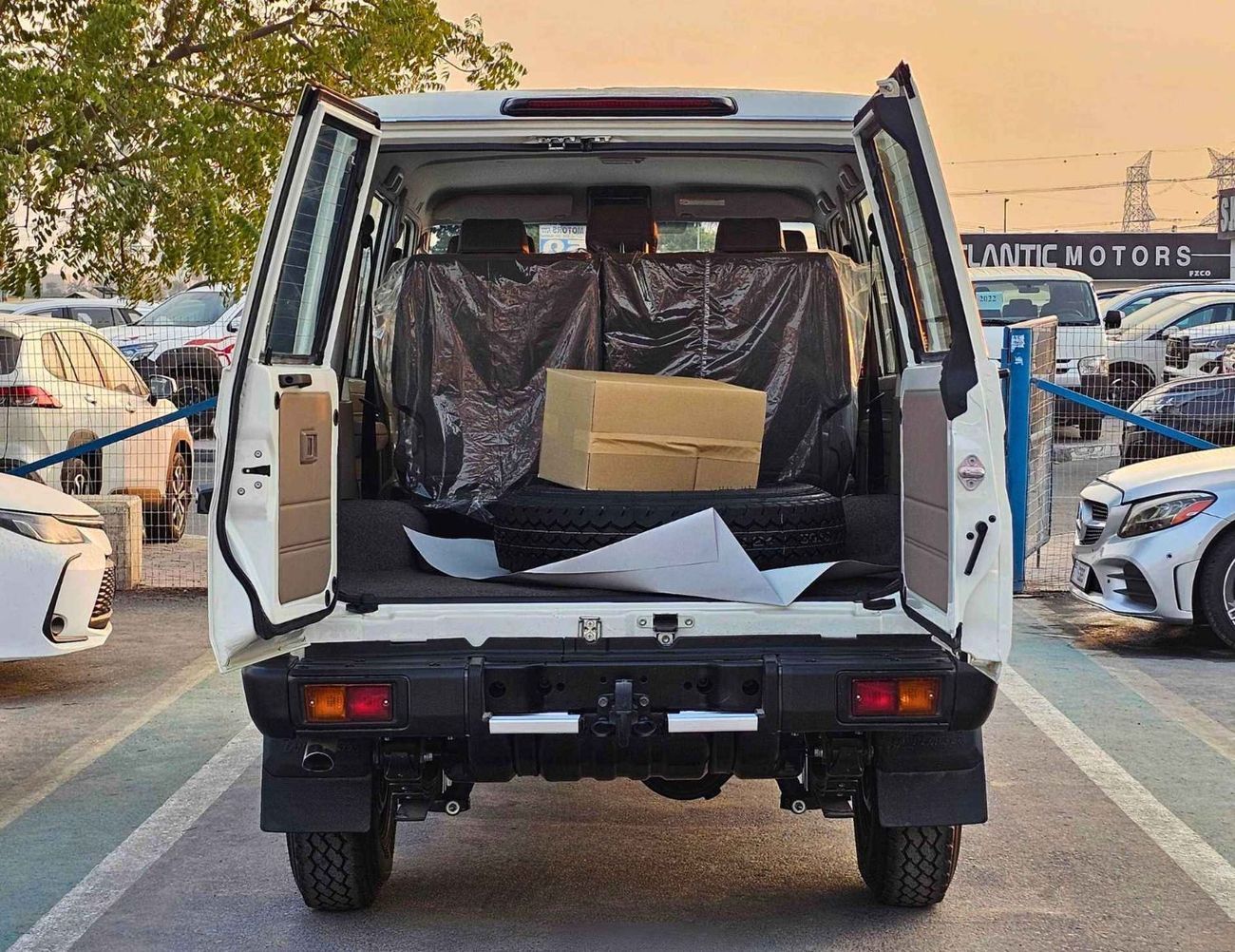 تويوتا لاند كروزر 70 LC76 LX /4.0L PETROL V6 M/T / CHROME HANDLE & MIRRORS / REAR CAMERA (CODE # 76PME)