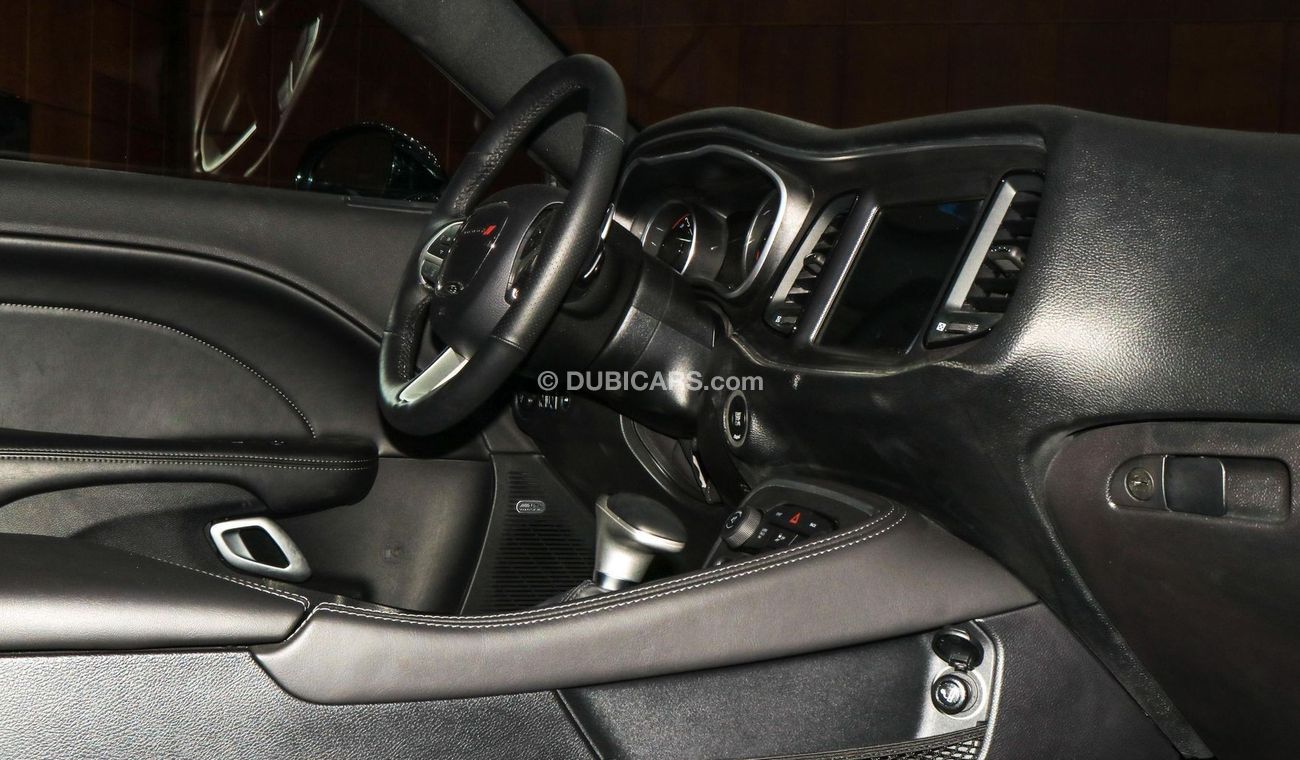 Dodge Challenger 6.4 L HEMI