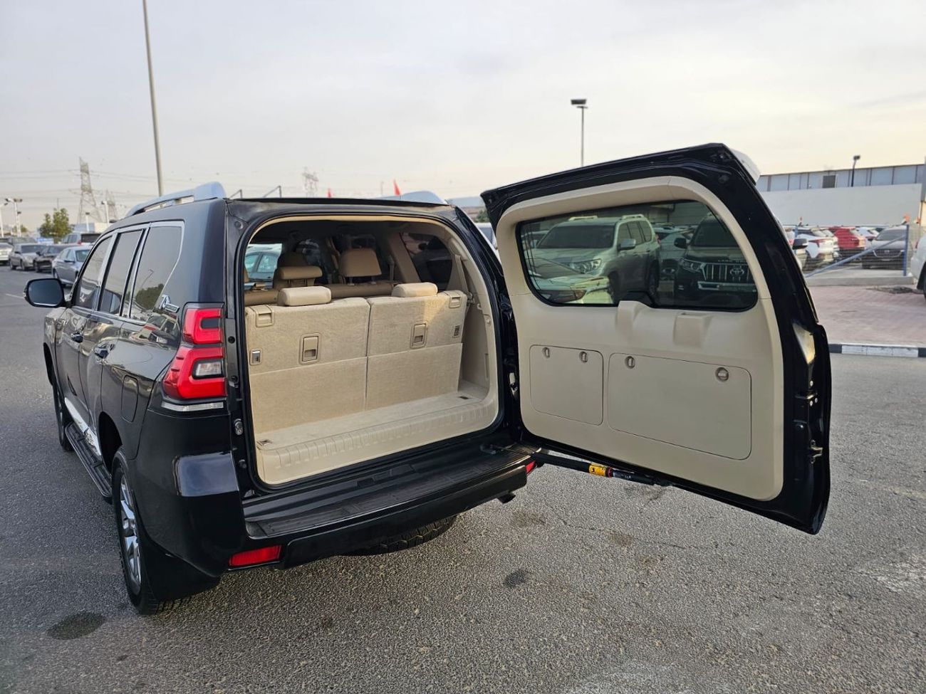 Toyota Prado Toyota prado 2019Model 2.7 v4 AWD 4x4 petrol engine Colour Black Transmission Automatic Interior.Beg