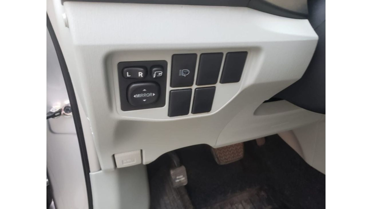 Toyota Prius 2013  TOYOTA PRIUS HYBRID