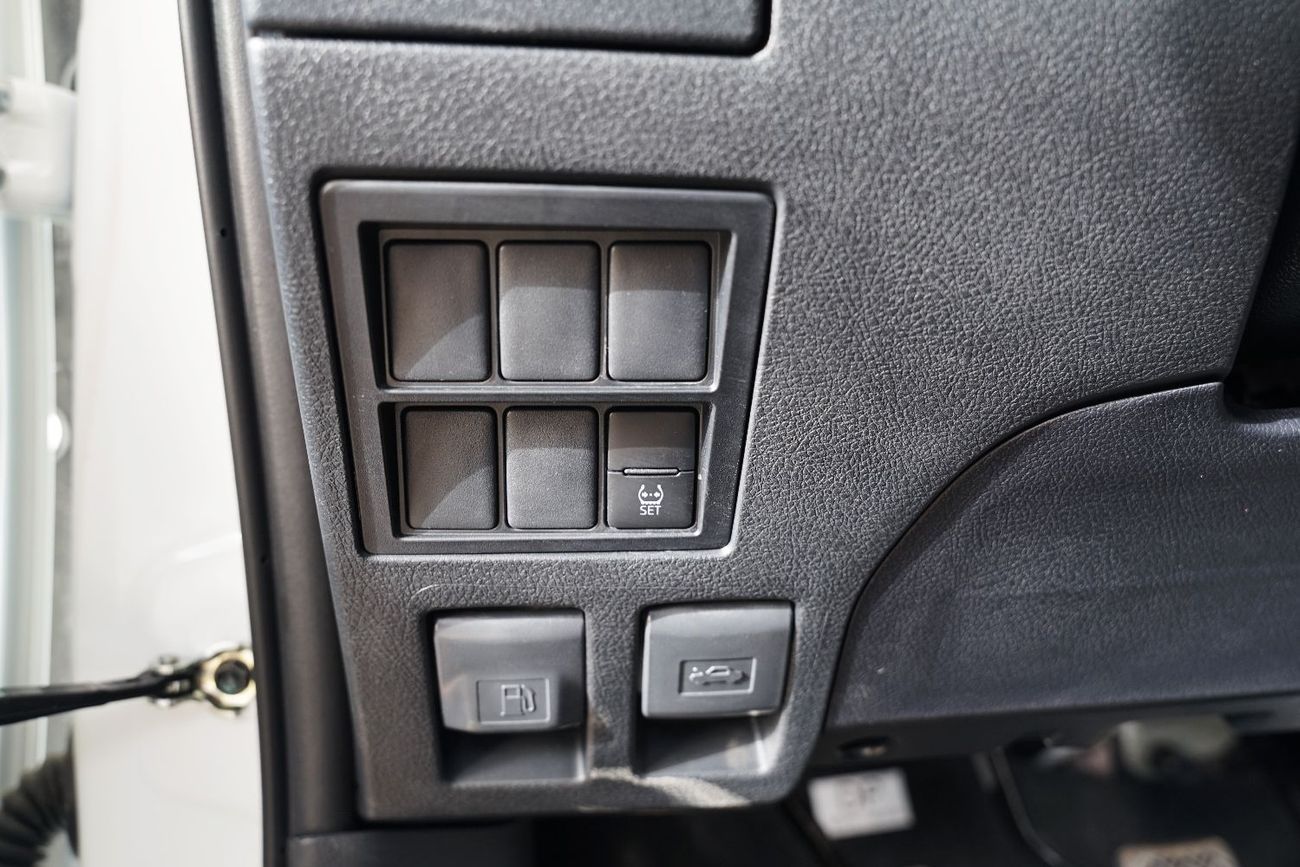 تويوتا هيلوكس GLX - 2.7L 4x4 Drive - Manual Transmission -  SR5 - GCC - Rear Camera