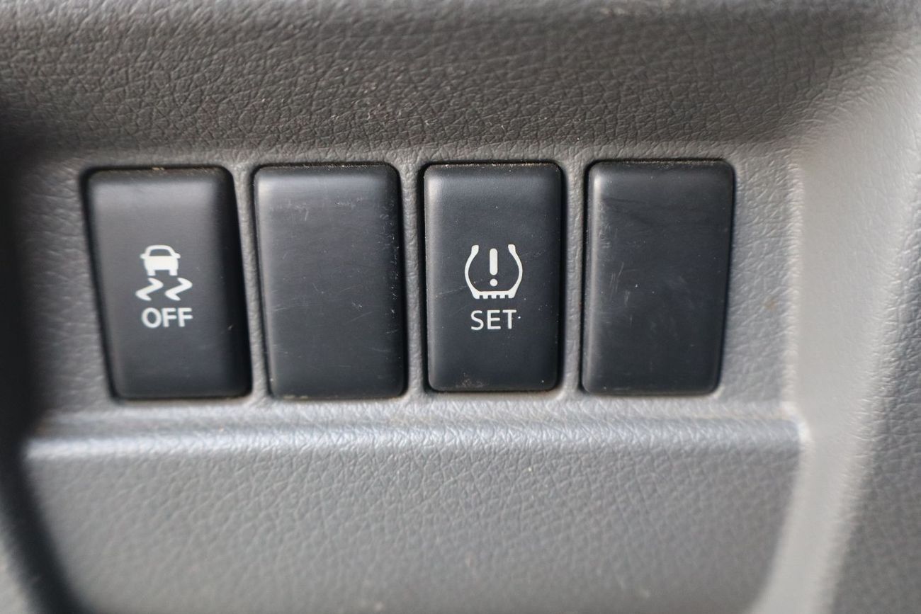 نيسان أورفان Panel Van Std 2.5L M/T (3 Seater) Petrol (5 Door)