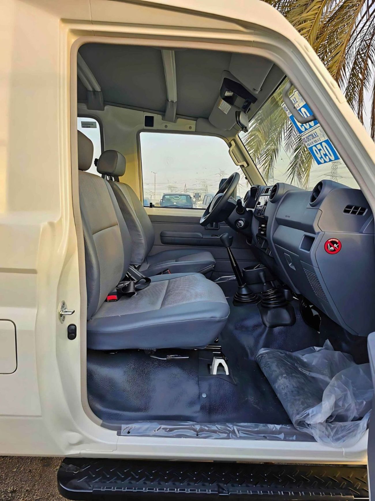 Toyota Land Cruiser 70 LC 78 HARDTOP 4.0L MT TOYOTA LAND CRUISER HARDTOP LC 78 / DIESEL 4.2L / 3 PORTAS Preço especial para Angola com Portes Inc
