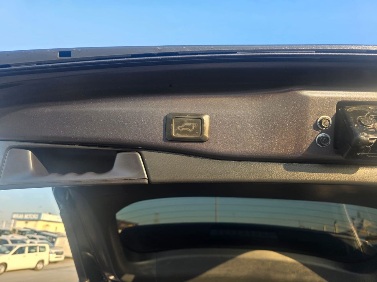 Toyota RAV4 2.5L XLE Full option Sunroof , Push button and Trunk automatic