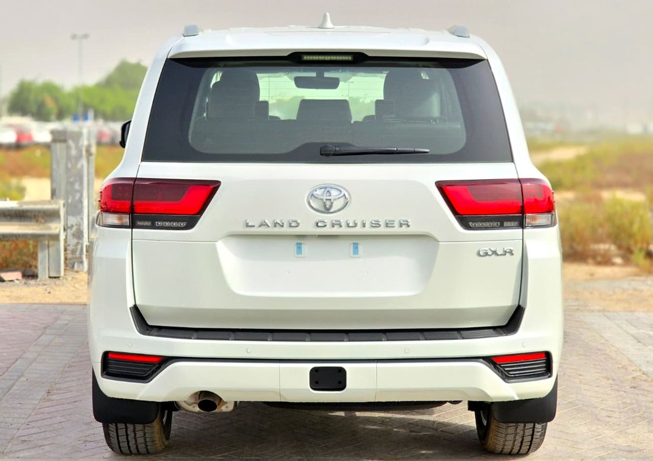 تويوتا لاند كروزر LC300 GXR 4.0 - HIGH OPTIONS - WITHOUT RADAR - 2025 MODEL - WHITE INSIDE BLACK - GCC SPECS