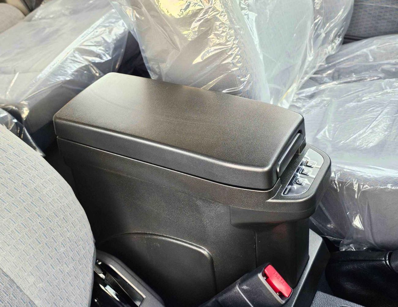 تويوتا لاند كروزر 70 LX LC76 / 2.8L MANUAL V4 DIESEL / DVD+CAMERA / PWR WINDOWS & LOCKS (CODE # 76DMM)