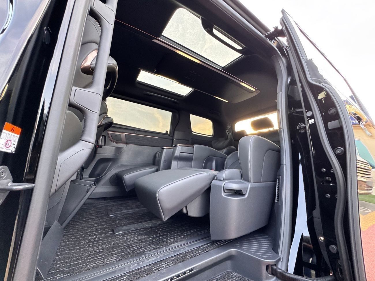 تويوتا ألفارد 2.5L PETROL 2024 BRAND NEW 0Km