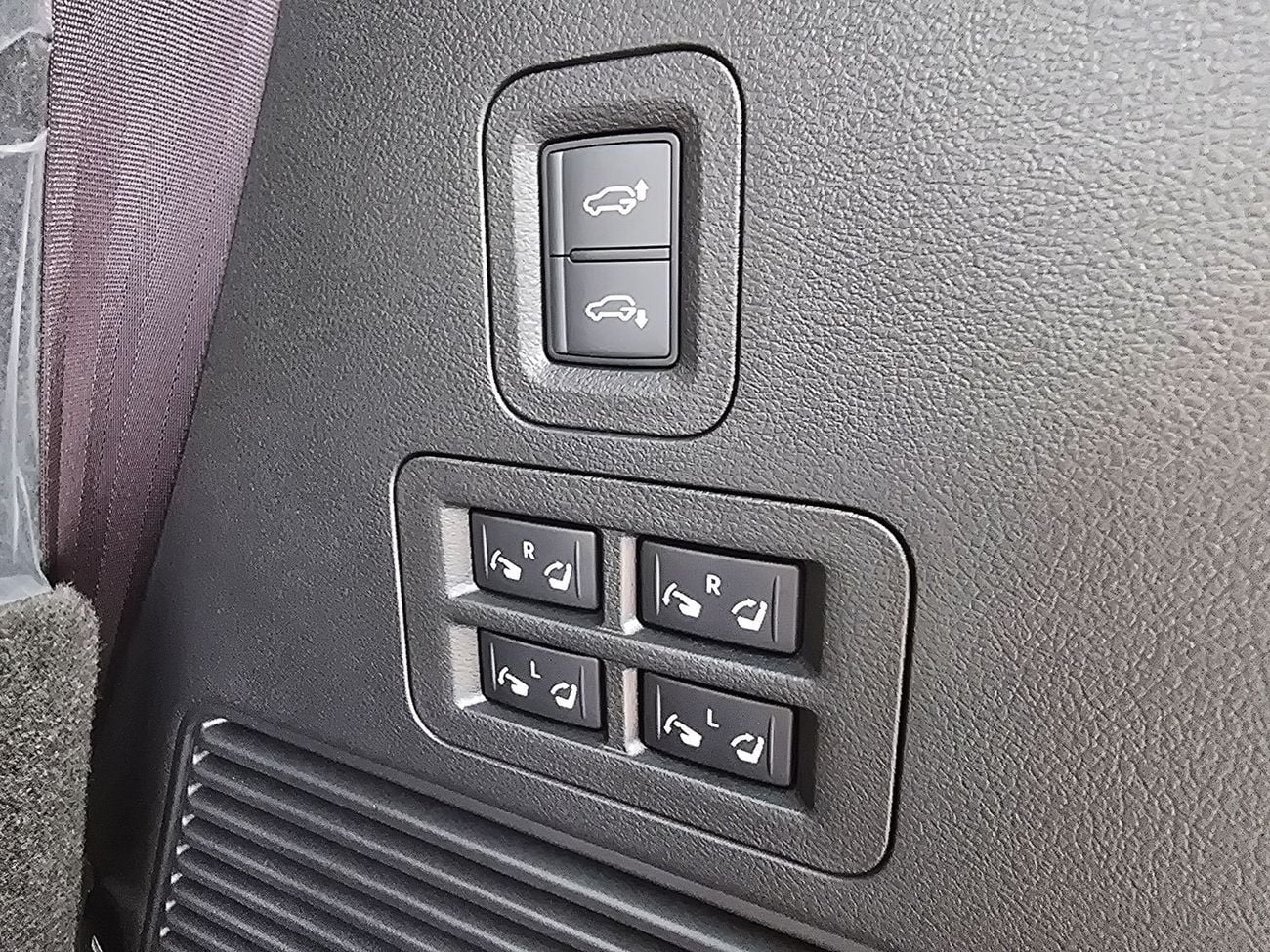 Infiniti QX80 SENSORY CAPTAIN CHAIRS