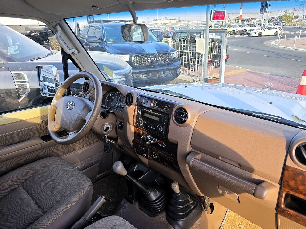 Toyota Land Cruiser Pick Up LX AC PWR OPT Toyota Land Cruiser PickUp S.C LX 4.0L M/T AWD Gcc Biege Color 2012 Model
