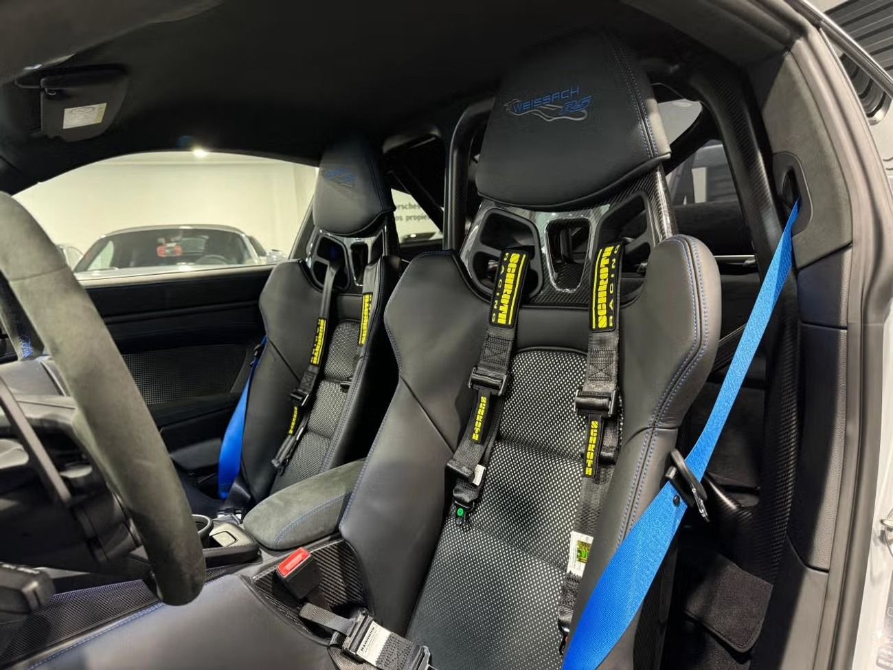 Porsche 911 GT3 RS 4.0L (520 HP) Coupe // WEISSACH PACKAGE/ PCCB / LIFT / BOSE 