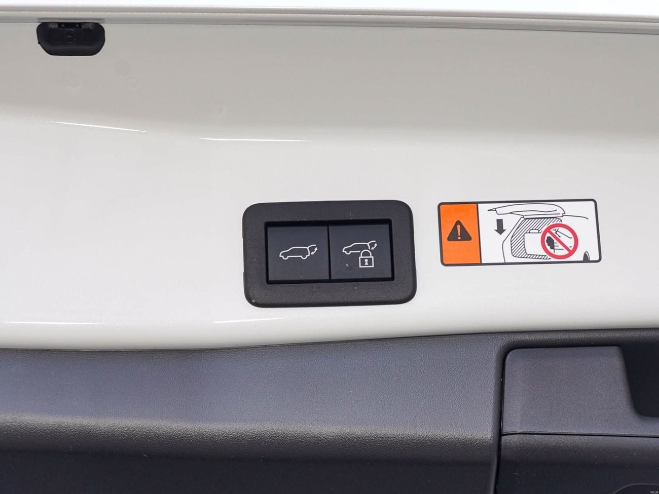 Toyota RAV4 LUXURY HEV (NON GCC)