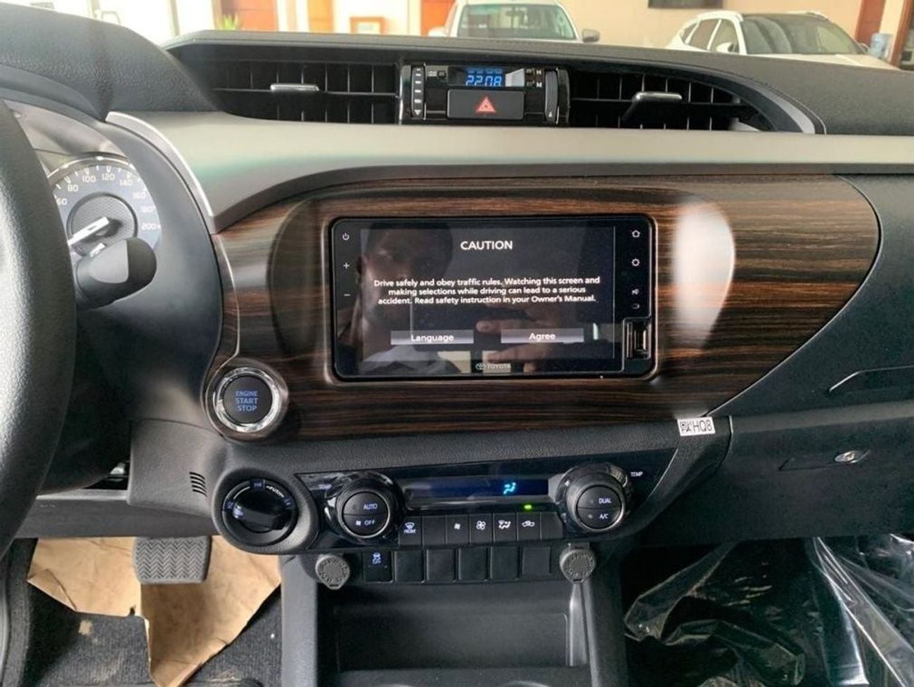 تويوتا هيلوكس TOYOTA HILUX SR5 2.7L V4 WITH PUSH START & REAR CAMERA