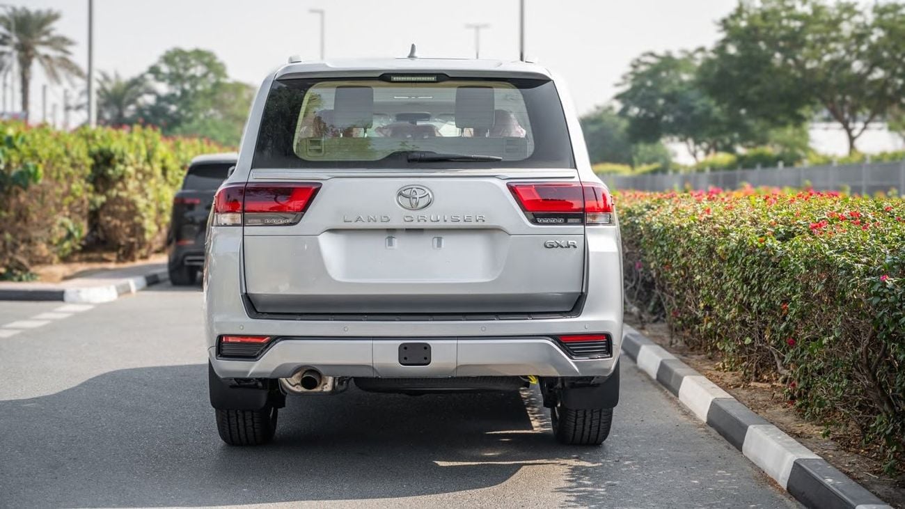 Toyota Land Cruiser TOYOTA LAND CRUISER GXR MID 4.0L (SILVER ME INSIDE NEUTRAL BEIGE)