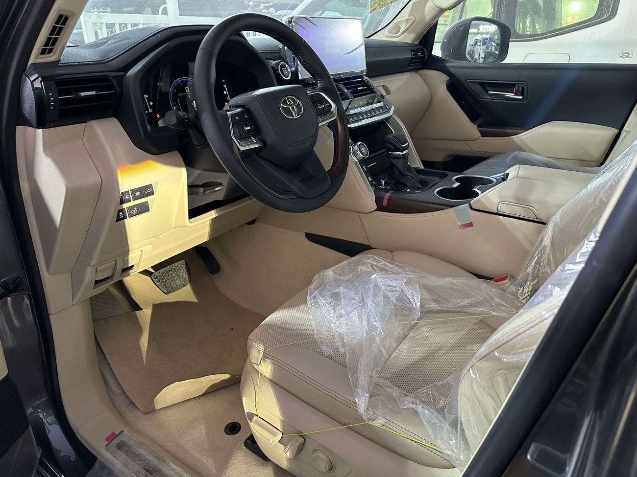 تويوتا لاند كروزر GXR3 3.5L FULL WITH JBL AND BIG KIT