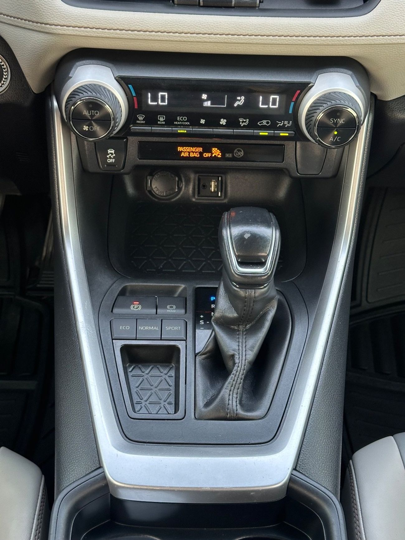 Toyota RAV4 XLE premium 2.5L Full option